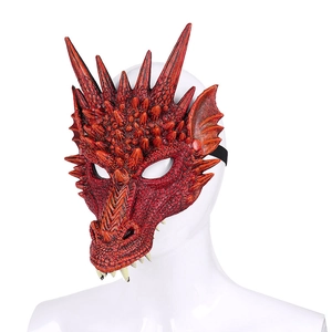 Detalle del diseño de máscara de dragón rojo 3D con texturas de escamas y cuernos largos