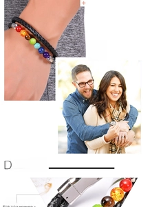 Vista dettagliata del bracciale chakra in pelle intrecciata con sette pietre naturali