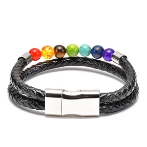 Dettaglio del bracciale in pelle nera a doppio strato con perle colorate e chiusura magnetica