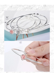Dettaglio di bracciale loto in argento con quarzo fragola, pietra di luna e perle