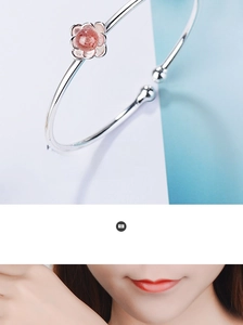 Dettaglio del bracciale loto in argento con perle floreali in quarzo fragola rosa e pietra di luna
