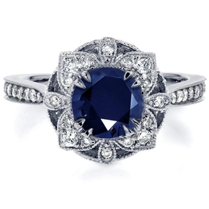 Détail macro de la bague en argent avec grand zircon bleu et monture fleurie vintage