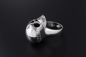 Detailed side profile of a vintage silver skull ring with high-gloss metallic finish