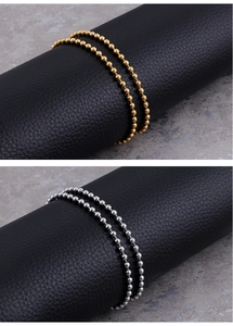Dettaglio di bracciali a doppio strato in acciaio inossidabile oro e argento