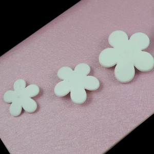 Trois tailles de fleurs en résine blanche pour coques DIY sur fond rose
