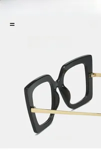 Detail der Metallscharniere an großer quadratischer Brille mit flexiblen Bügeln