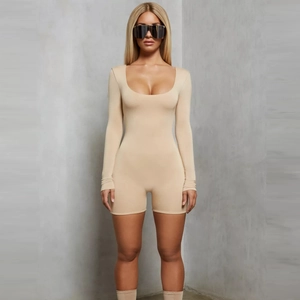 Nahaufnahme des beigen Langarm-Playsuits mit U-Ausschnitt aus elastischem Material