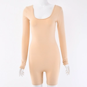 Detail eines beigen langärmeligen Jumpsuits mit U-Ausschnitt und elastischem Material