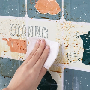 Adesivo murale cucina autoadesivo antigrasso con motivo blu che viene pulito