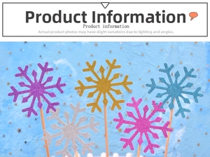 Gros plan sur les pics à gâteau en forme de flocon de neige pailleté pour Noël