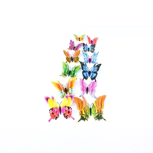 Detalle de pegatinas de pared de mariposas 3D con patrones realistas y doble capa