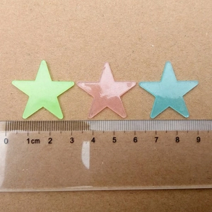 Detailed size comparison of resin star stickers showing dimensions with a transparent ruler