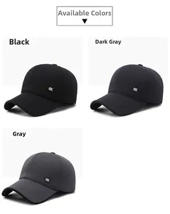 Detailansicht der Winter-Baseballkappen in Schwarz und Grau mit Metall-Logo-Akzenten