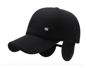 Detail der Winter-Baseballkappe mit Ohrenschützern und silbernem BK-Metall-Logo-Detail