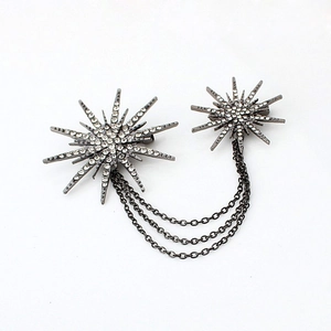 Detailansicht der gunmetal Schneeflocken-Brosche mit Strass und dreifacher Kette
