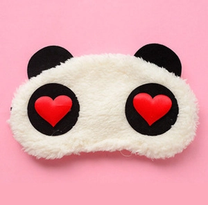 Süße Panda-Plüsch-Schlafmaske mit roten Herzen auf rosa Hintergrund, Draufsicht-Stil