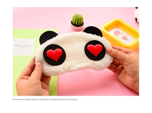 Dettaglio della maschera da notte a panda con motivi a cuore in raso lucido