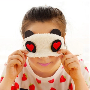 Niedliche Panda-Plüsch-Schlafmaske mit Herzaugen für Verdunkelung und Komfort