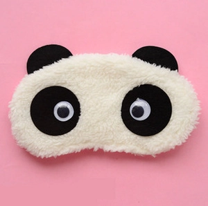 Niedliche Plüsch-Panda-Schlafmaske mit weichem schwarz-weißem Fell auf rosa Grund