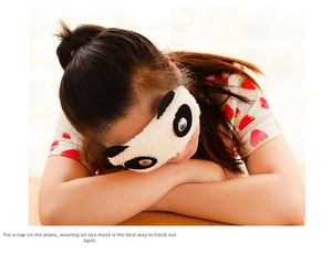 Dettaglio della maschera per dormire a panda in morbido peluche con orecchie 3D oscuranti