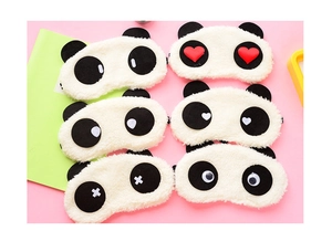 Sei diversi simpatici mascherine per dormire in peluche panda su sfondo rosa fresco
