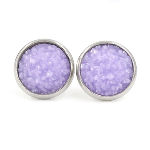 Détail de boucles d'oreilles puces en résine violette avec base en acier titane argenté