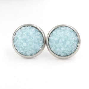 Gros plan détaillé des boucles d'oreilles 12mm en résine druzy bleue et cadre argent
