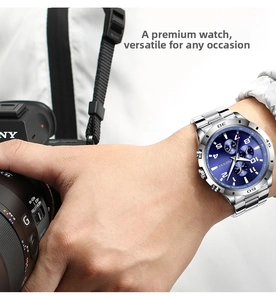 Gros plan d'une montre CHENXI homme en acier inoxydable argenté avec cadran bleu