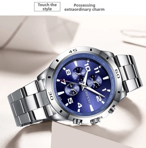 Macro d'une montre Chenxi avec cadran bleu et bracelet en acier inoxydable poli
