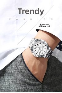 Détail de la montre à quartz Chenxi pour homme avec bracelet en acier argenté au poignet
