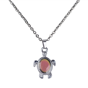 Collana tartaruga carina in acciaio inossidabile con pietra che cambia colore su ovale