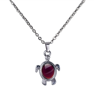 Collana con ciondolo a tartaruga e pietra cambia colore su catena in acciaio inossidabile