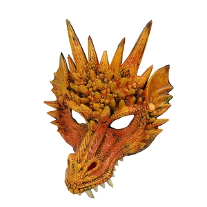 Primer plano detallado de máscara de dragón 3D naranja con textura de escamas y dientes