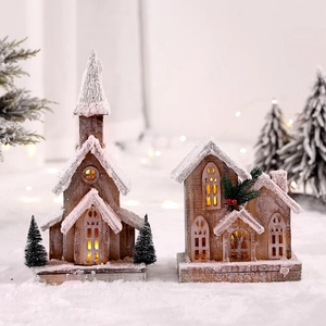 Bellissima casa di Natale in legno fatta a mano con luci LED calde e dettagli di neve