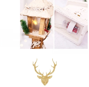 Dettaglio dell'ornamento natalizio luminoso in legno con vano batterie