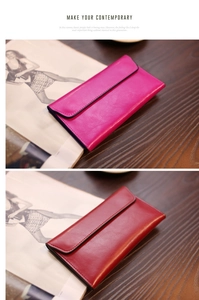 Detailansicht langer Lederbrieftaschen in Rot und Rose mit Umschlagklappe und Textur
