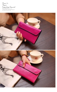 Detaillierte Textur einer langen Damen-Ledergeldbörse in Fuchsia mit Umschlagklappe