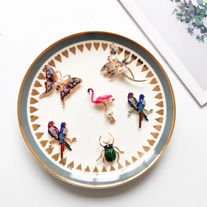 Bunte Emaille-Tier-Broschen mit Strass und Perlen auf einem weißen Tablett