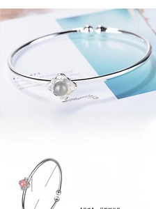 Dettaglio di bracciale d'argento regolabile con quarzo fragola, pietra di luna e perla