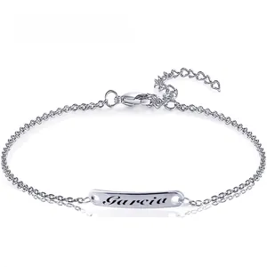 Nahaufnahme des silbernen Edelstahl-Armbands mit Garcia Namensgravur und Verlängerung