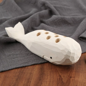 Détails d'une sculpture de baleine en bois sculptée à la main avec texture unique