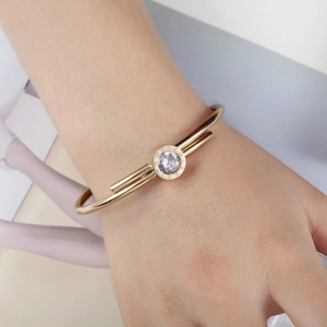 Rose gold stainless steel bracelet featuring Roman numerals and a clear zircon stone