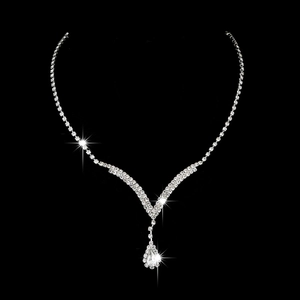 Parure de bijoux de mariée argentée étincelante avec pendentif goutte sur fond noir