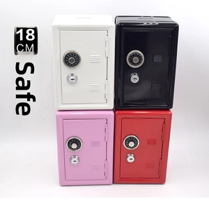 Confronto dettagliato di quattro mini casseforti da 18 cm in bianco, nero, rosa e rosso
