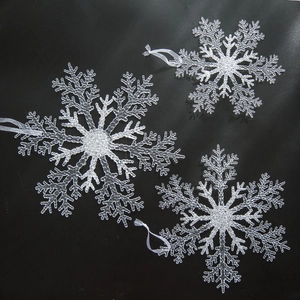 Trois ornements flocon de neige en acrylique transparent avec rubans pour sapin de Noël