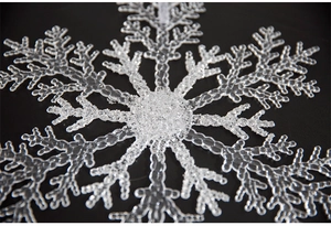 Gros plan d'un flocon de neige en acrylique avec paillettes pour décoration de Noël