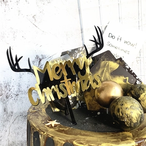 Décoration de gâteau cerf noir élégant et lettrage Merry Christmas doré avec sphères chic