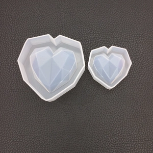 Dettaglio degli stampi in silicone a cuore geometrico in due pezzi per resina e gesso