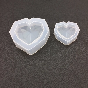 Vista macro di stampi in silicone a cuore geometrico per resina e creazioni artigianali