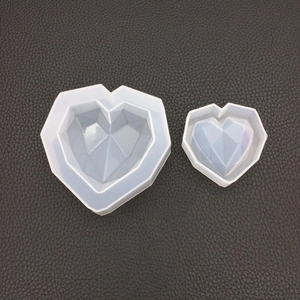 Vista macro degli stampi in silicone a cuore geometrico per colata di resina DIY